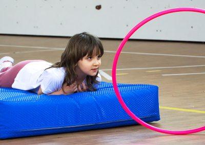 bambina con cerchi